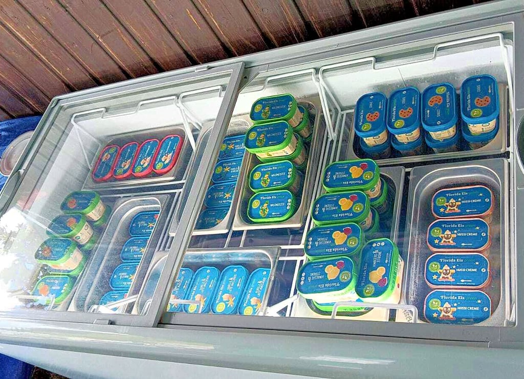 Prallgefüllte Eistruhe mit Florida Eis bei der Genussmanufaktur Lammel im Kurpark.