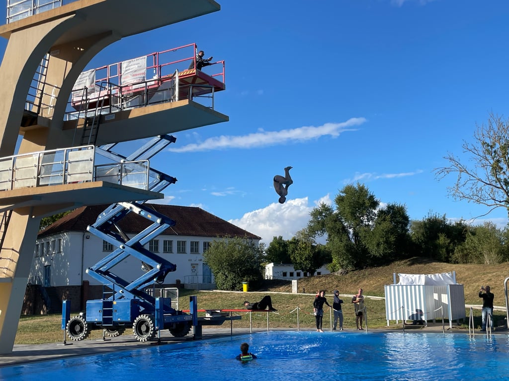 Spektakulär: Sprungtraining im Nordbad für das Brückenspringen zum Laternenfest
