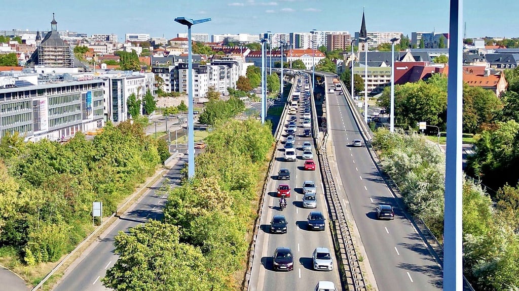 Auf der Hochstraße in Halle bildeten sich Montag zeitweise lange Staus.