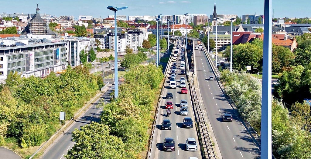 Auf der Hochstraße in Halle bildeten sich Montag zeitweise lange Staus.