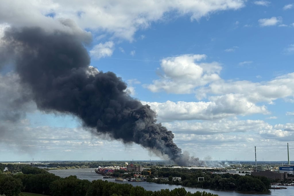Im Hamburger Hafen ist ein Feuer ausgebrochen.