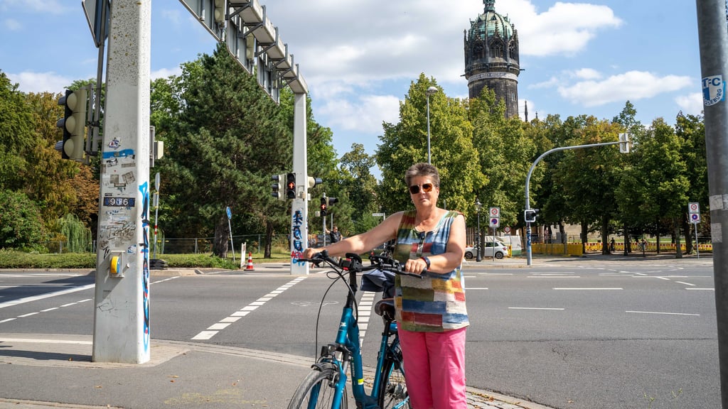 Mehrmals am Tag überquert Bianka Tschetschorke die Kreuzung und erlebt dabei immer wieder, wie knapp die Grünphase bemessen ist.