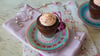 Der Schoko-Tassenkuchen von Food-Bloggerin Angelina Antal enthält einen Schuss Rotwein und ein Frischkäse-Topping.