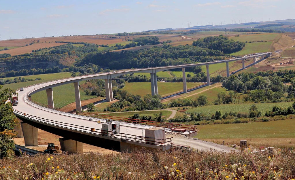 Die Saaletalbrücke der B87n zwischen Saaleck und Kleinheringen, hier ein Blick Richtung Süden.