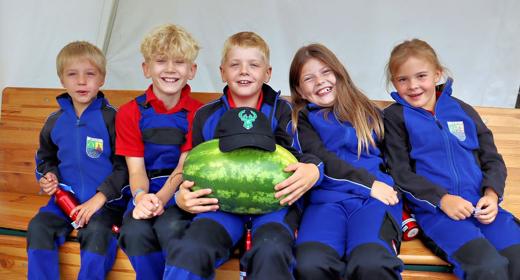 Diese Jungs und Mädels um Matteo (Mitte) von der Kinderfeuerwehr Wiepke freuten sich über eine leckere Melone.