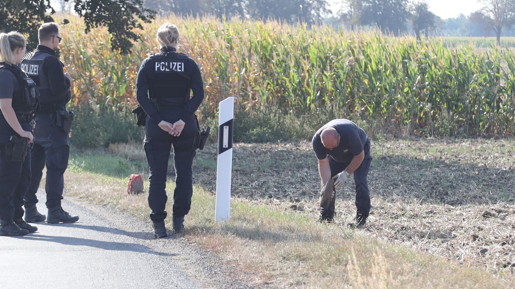 Wie hier auf einem Acker in Dahlenwarsleben wurden nun auch in Samswegen Granaten gefunden. Der Kampfmittelbeseitigungsdienst soll nun die Weltkriegsmunition sprengen.