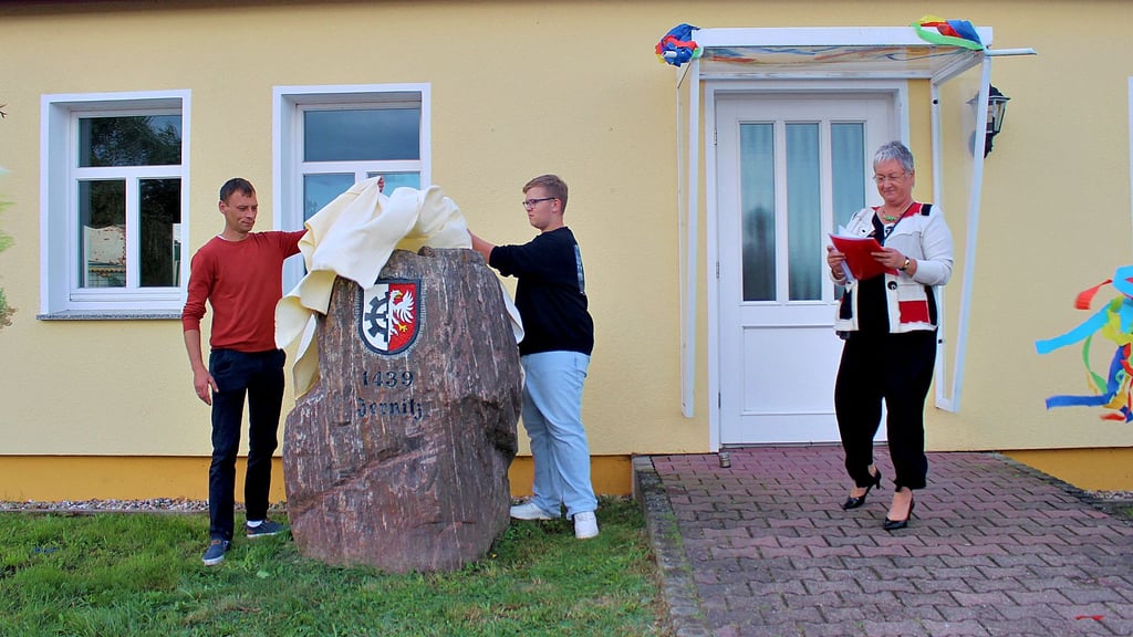 Vor dem ländlichen Kulturzentrum in Zernitz wurde ein Stein mit Wappen und Ersterwähnung enthüllt.