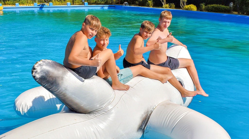 Bei einer Wassertemperatur von 21 Grad Celsius ließen es sich diese vier Jungs nicht nehmen, sich in die Fluten zu stürzen.