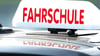 Weil Prüfer fehlten, mussten Fahrschüler teils wochenlang auf freie Termine warten. (Symbolbild)