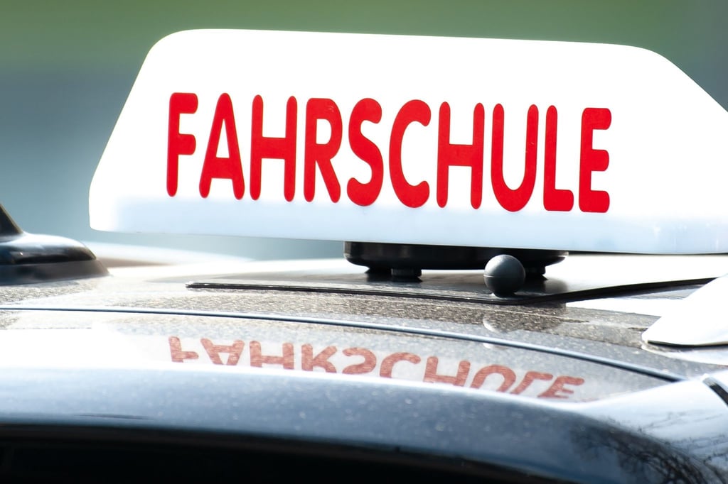 Weil Prüfer fehlten, mussten Fahrschüler teils wochenlang auf freie Termine warten. (Symbolbild)
