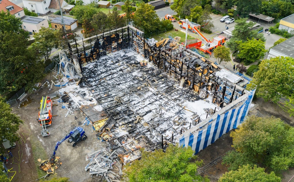 Eine Turnhalle in Hannover brennt ab, der Schaden beträgt etwa fünf Millionen Euro. (Archivbild)