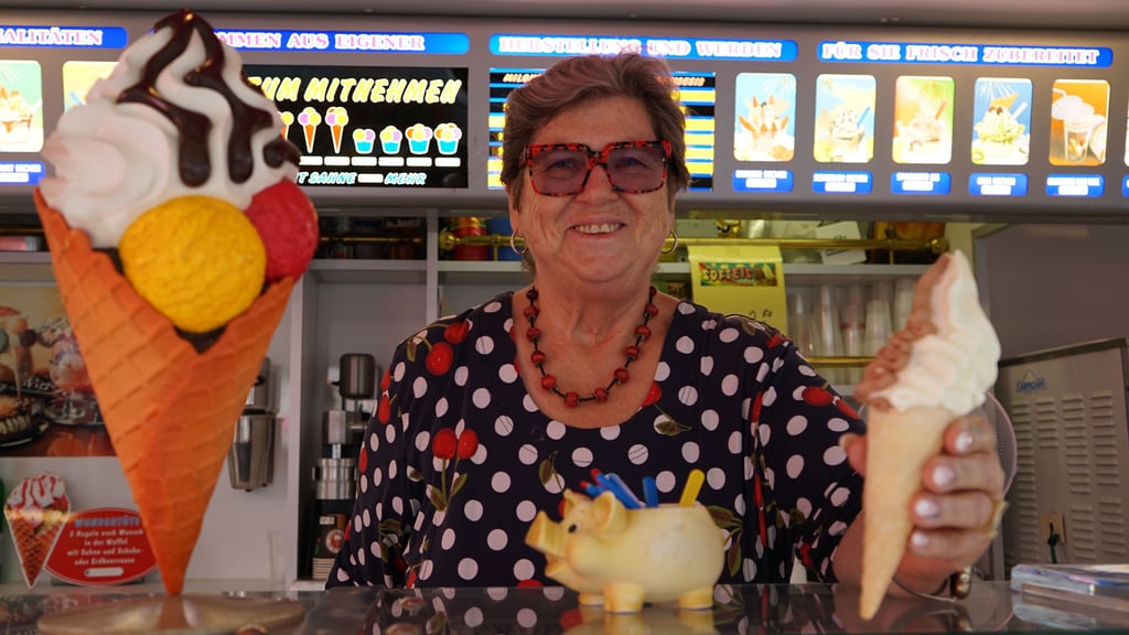 Erika Nagel verkauft Eis in der Wolmirstedter Fußgängerzone.