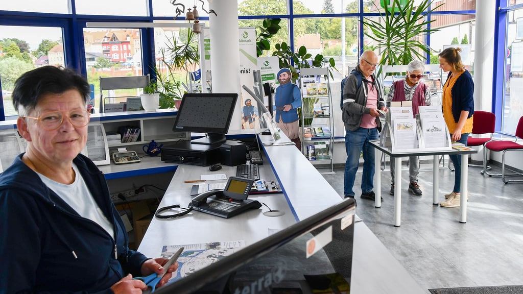 Die Touristinfo Havelberg ist nach Ende der Bauarbeiten an der B107 wieder in der Uferstraße zurück. Grit Lübeck (links) und Marina Heinrich (rechts) freuen sich über viele Gäste von außerhalb und aus der Stadt.