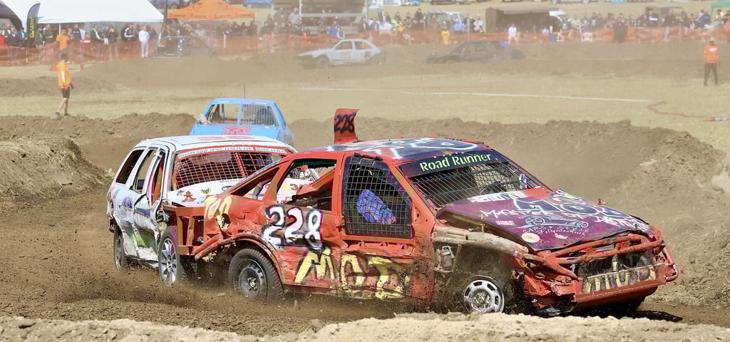 Staubig ging es zu beim diesjährigen Stockcar-Rennen an der A14 bei Bernburg – zumindest bis der Regen kam.