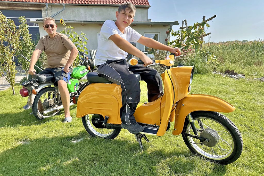 Zwei, die gern gemeinsam tüfteln: Josef Wichmann auf seiner Schwalbe und Vater Jens auf einer S 51 – natürlich fahrbereit.