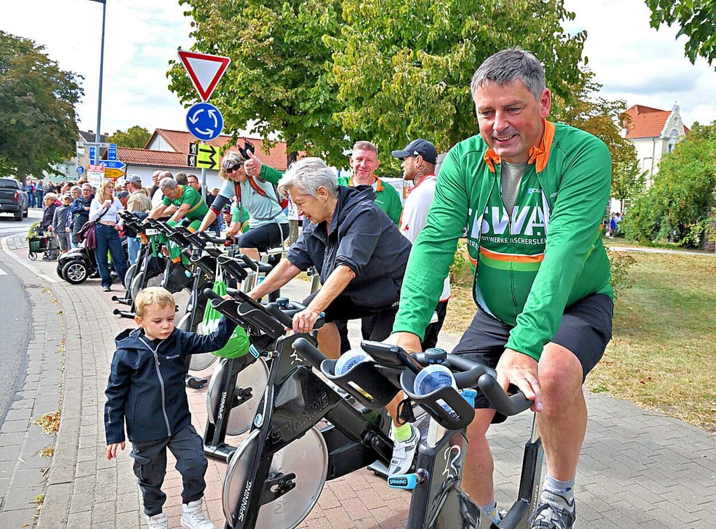 Sie kommen nicht voran, machen aber Stimmung auf dem Rad: Auch von ganz speziellen Rädern wurden die Rennfahrer angefeuert.