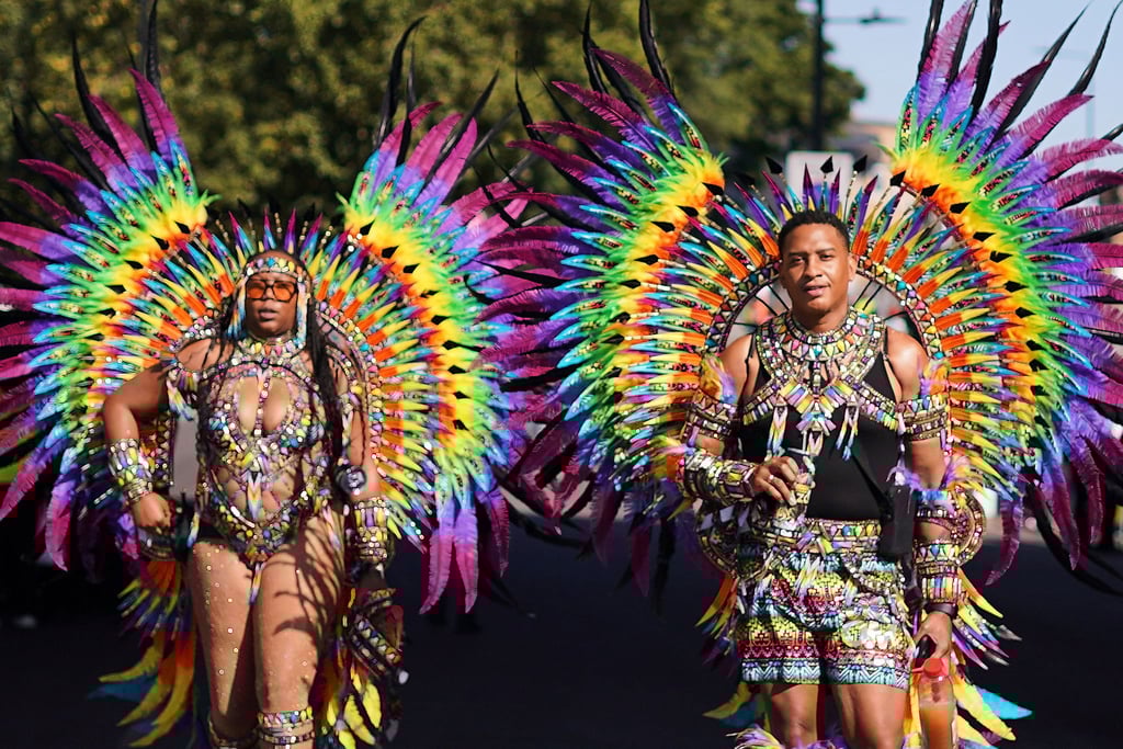 Beim Notting Hill Carnival gibt es bunte Kostüme, viel nackte Haut und karibische Rhythmen.