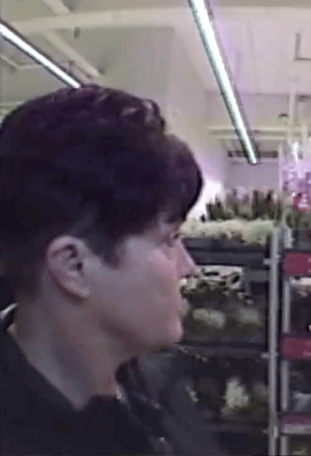 Das Geld vergaß die Geschädigte im Geldautomaten im November 2024 im Kaufland Köthen. Diese Frau soll es genommen haben.