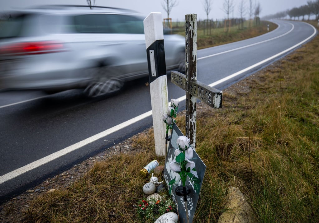 Auf Sachsen-Anhalts Straßen hat es in den vergangenen Monaten weniger tödliche Unfälle gegeben. (Symbolbild)