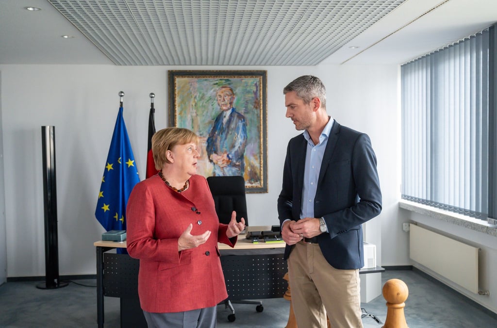 Zehn Jahre nach ihrem legendären Satz zieht Merkel Bilanz.