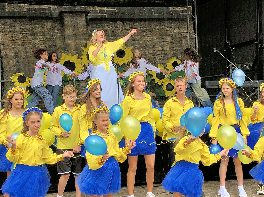 Sopranistin Olena Tarkanovska aus Odessa tritt mit ukrainischen Mädchen und Jungen auf dem Köthener Markt auf.