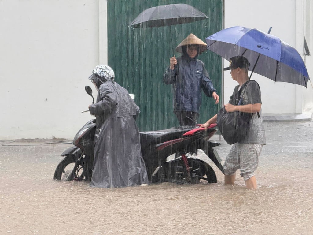 In Hanoi standen viele Straßen unter Wasser.