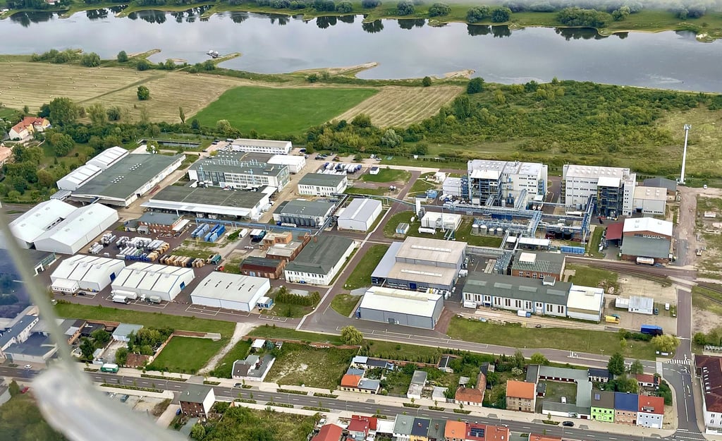 Die Schirm GmbH in Schönebeck aus der Luft gesehen. Im Vordergrund ist die Geschwister-Scholl-Straße zu erkennen.