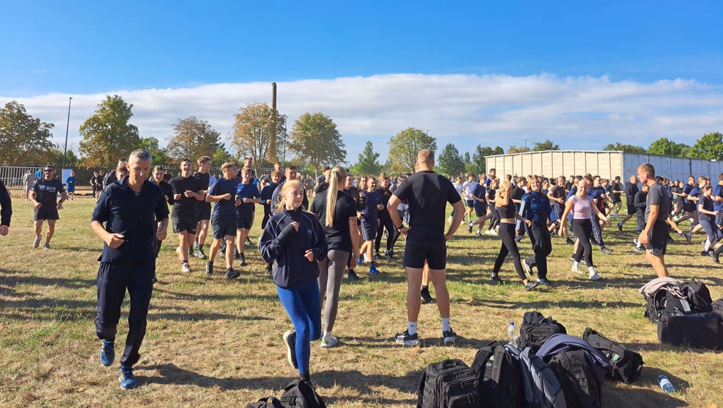 Der neu übergebene Sportplatz der Landesbereitschaftspolizei in Magdeburg wurde bei einem Abteilungssportfest gleich auf die Probe gestellt.