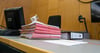 Akten liegen auf einem Tisch in einem Gericht. Im Zusammenhang mit den Briefen des Attentäters von Magdeburg Taleb A. hat die Volksstimme nachgefragt: Wie kann man die Weitergabe seiner persönlichen Daten an Täter verhindern?