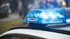 In Magdeburg wurde ein Mann mit einer Flasche unter seinem Auge verletzt.