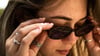 Sommersprossen liegen im Trend. Wer von Natur aus keine hat, kann sich die „Fake Freckles“ mit Henna einfach selbst zaubern.