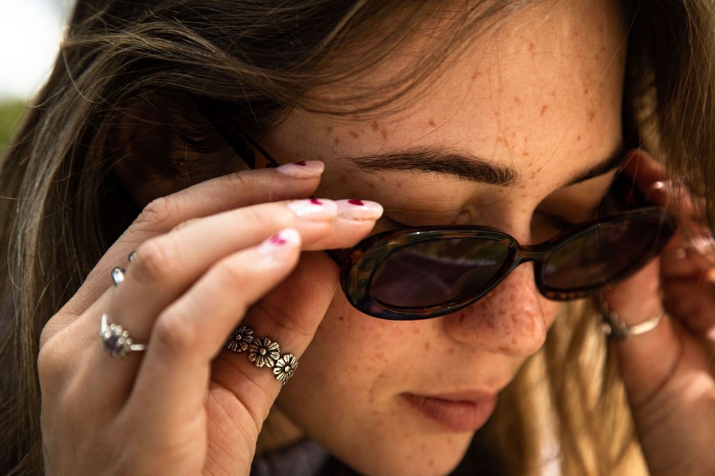 Sommersprossen liegen im Trend. Wer von Natur aus keine hat, kann sich die „Fake Freckles“ mit Henna einfach selbst zaubern.