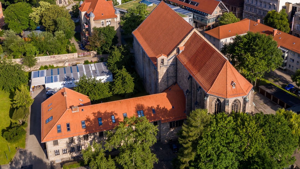 Die gotische Andreaskirche in Halberstadt stammt aus dem 13. Jahrhundert, wurde erst vor 40 Jahren wieder komplett aus ihrem Ruinendasein erlöst.