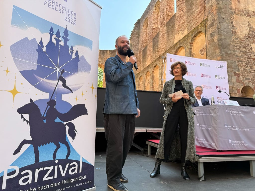 Die neue Intendantin Elke Hesse (rechts) und ihr Stellvertreter Michael Schachermaier stellen das Programm für die nächste Festspielsaison in Bad Hersfeld vor.