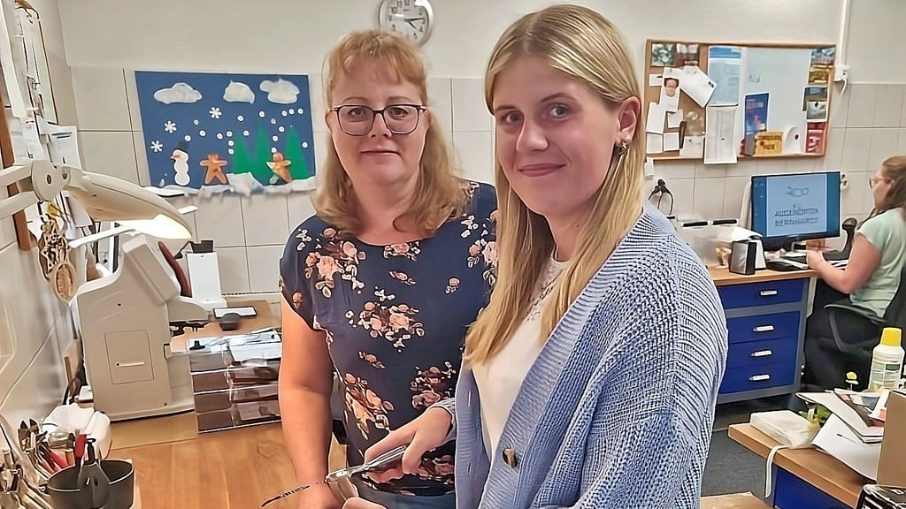 In der Werkstatt des Optiker-Fachgeschäftes in Havelberg: Inhaberin und Ausbilderin Annica Bernhardt (links) und die neue Auszubildende Emily Teßmar.