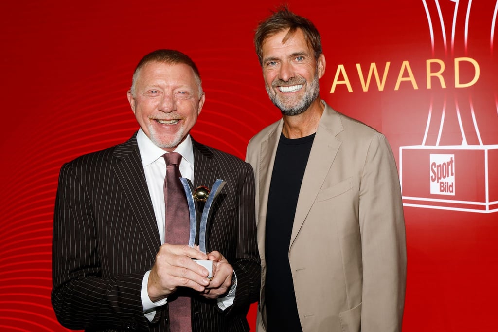 Boris Becker (l), Preisträger in der Kategorie „Legende“, und Laudator Jürgen Klopp stehen zusammen.