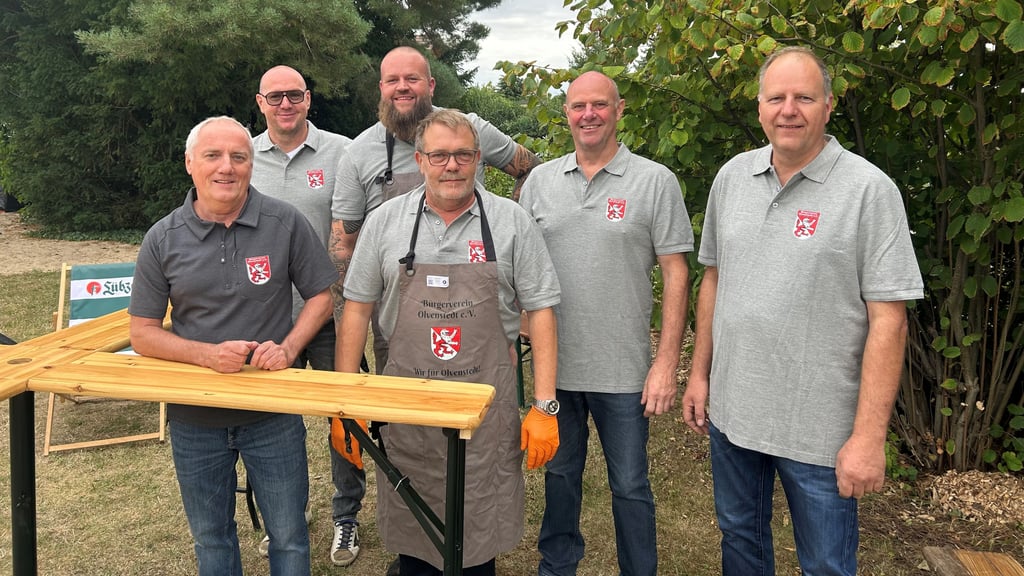 Die Gründungsmitglieder des Bürgervereins Olvenstedt haben die Auftaktveranstaltung organisiert. Von hinten links: Marco Köhn, Sebastian Peters, Thorsten Wagener, Mario Peters. Vorne stehen Olaf Godehardt (links) und Michael Zierau. Außerdem ist Silvio Kroll Gründungsmitglied.