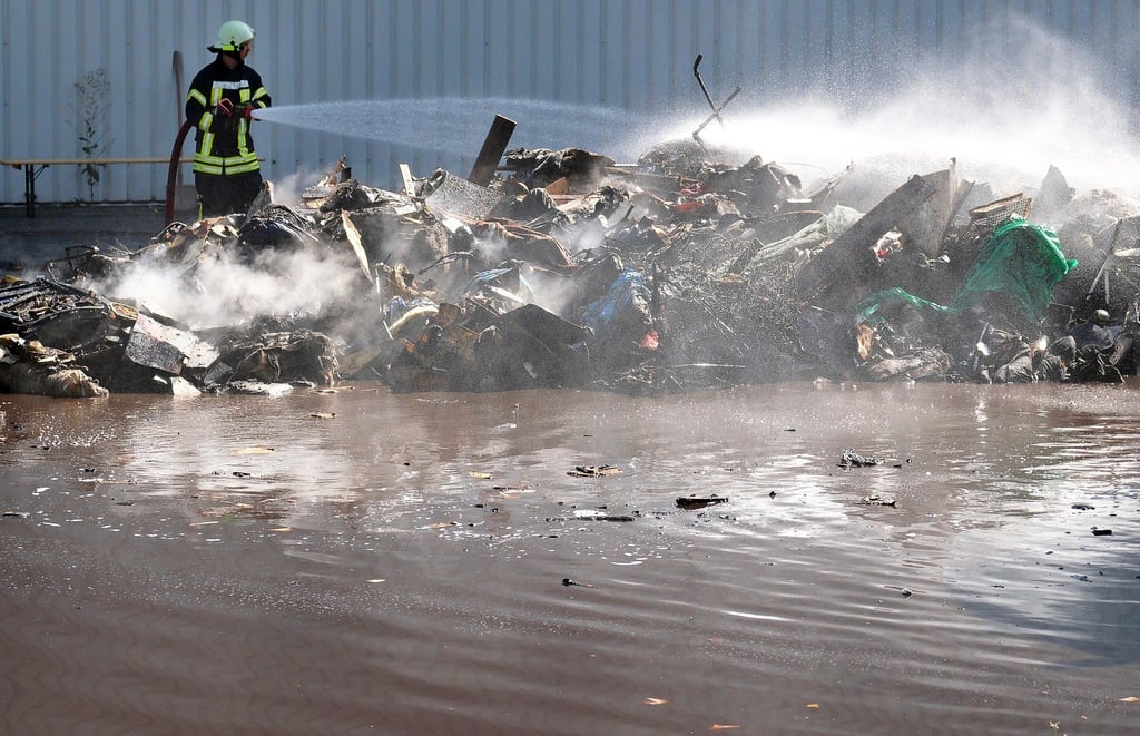 Bis zum Mittag war das Feuer auf dem Recyclinghof in Weißenfels noch nicht gelöscht.