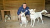 Knut Kießling präsemtiert stolz drei seiner sibirischen Huskys: Zelko, Caya und Ligabue (v.l.n.r.).