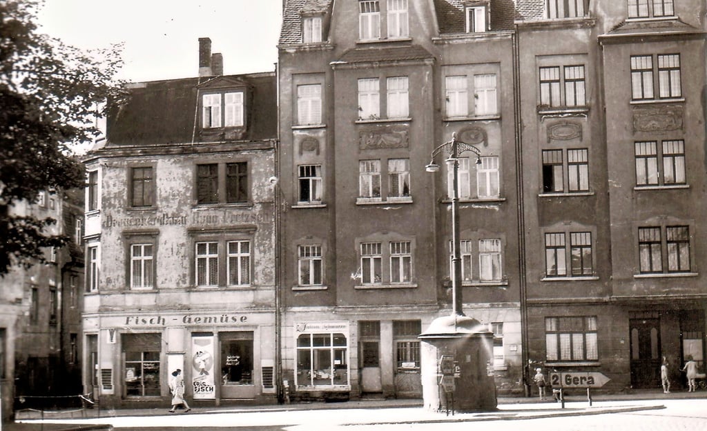 Im Brühl 21 in Zeitz gab es auch ein Fischgeschäft. Diese Aufnahme zeigt den Laden, in dem es Fisch und Gemüse gab.