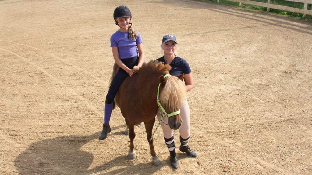 Reitpädagogin Annemarie Böhm (rechts) aus Bertkow mit ihrer Nichte Lotta Nickel.