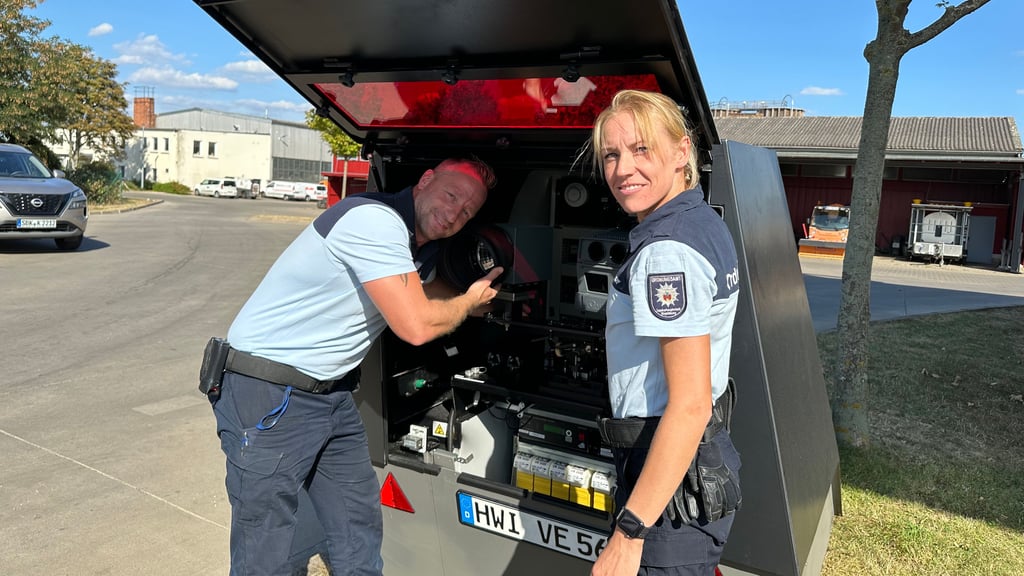 Die Stadt Magdeburg hat ein neues Geschwindigkeitsmessgerät, einen Enforcement Trailer, gemietet. Die Ordnungsamtsmitarbeiter Lis Trenkmann und Enrico Hank testen, ob die Einstellungen stimmen.