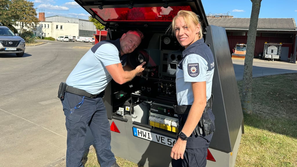Die Stadt Magdeburg hat ein neues Geschwindigkeitsmessgerät, einen Enforcement Trailer, gemietet. Die Ordnungsamtsmitarbeiter Lis Trenkmann und Enrico Hank testen, ob die Einstellungen stimmen.