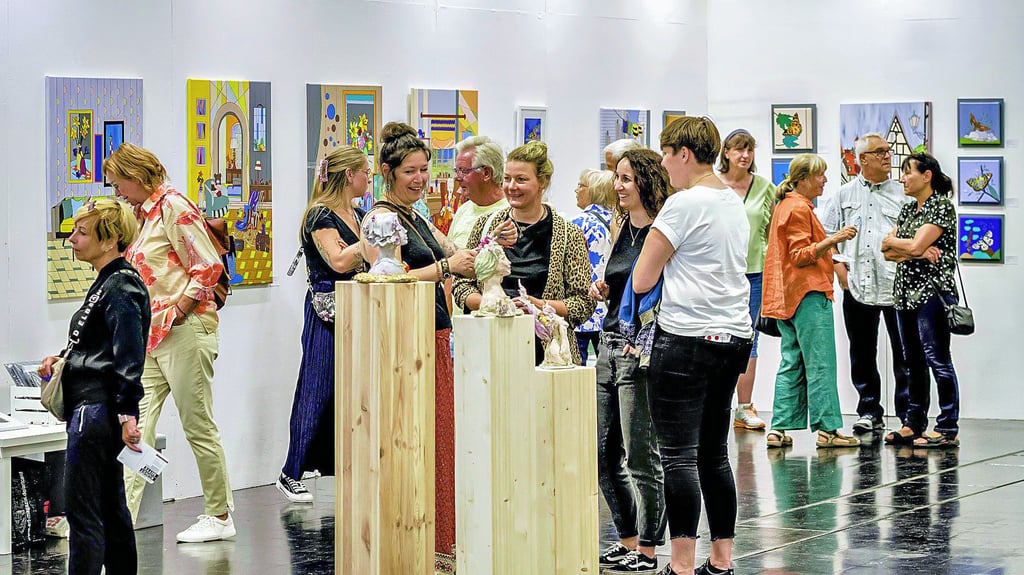Sehen, gehen, reden: Besucher auf der Mitteldeutschen Kunstmesse 2024. Erneut wird nun eine Messehalle zum Ausstellungsort.
