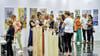 Sehen, gehen, reden: Besucher auf der Mitteldeutschen Kunstmesse 2024. Erneut wird nun eine Messehalle zum Ausstellungsort.