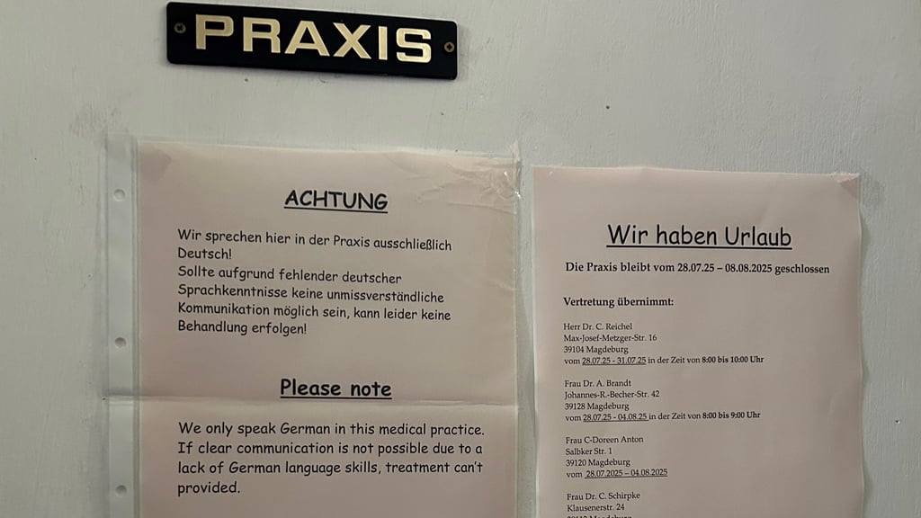 Dieser Aushang hing etwa drei Monate lang an der Tür einer Hausarzt-Praxis in Magdeburg. Inzwischen wurde der Zettel entfernt.