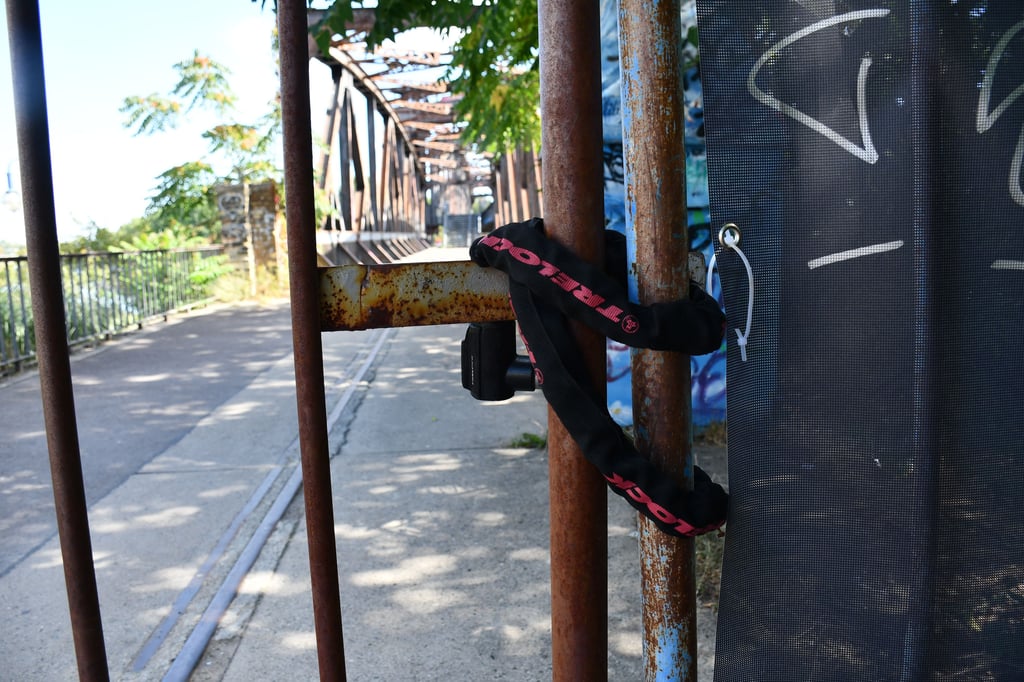 Die Hubbrücke in Magdeburg wurde durch den privaten Eigentümer abgesperrt.