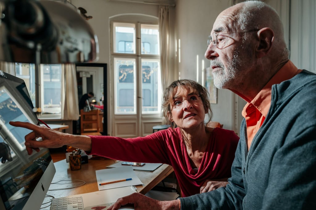 Die Handhabung elektronischer Geräte fällt älteren Menschen schwer.
