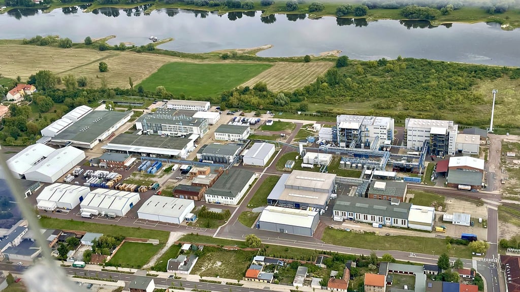 Die Schirm GmbH in Schönebeck aus der Luft gesehen. Im Vordergrund ist die Geschwister-Scholl-Straße zu erkennen.