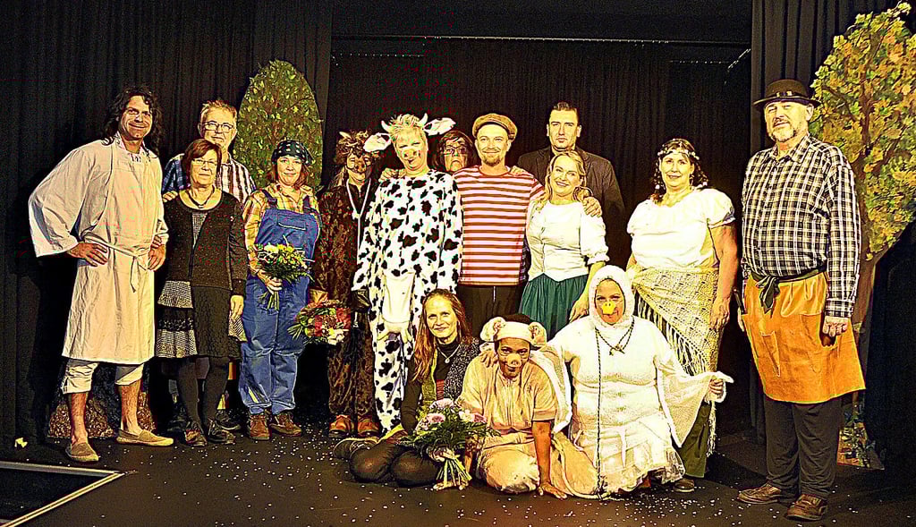 Das Ensemble des Amateurtheaters, hier in „Hans im Glück“, setzt nun „Dornröschen“ neu in Szene.